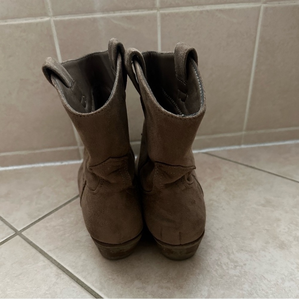 Wild Diva Suede Ankle Cowboy Boots - Size 7.5 - Picture 3 of 6